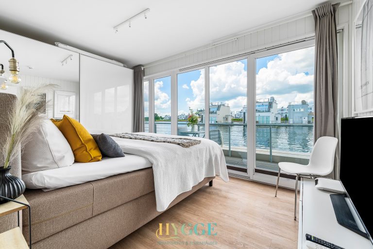 Schlafzimmer auf dem Hausboot mit Blick auf das Wasser