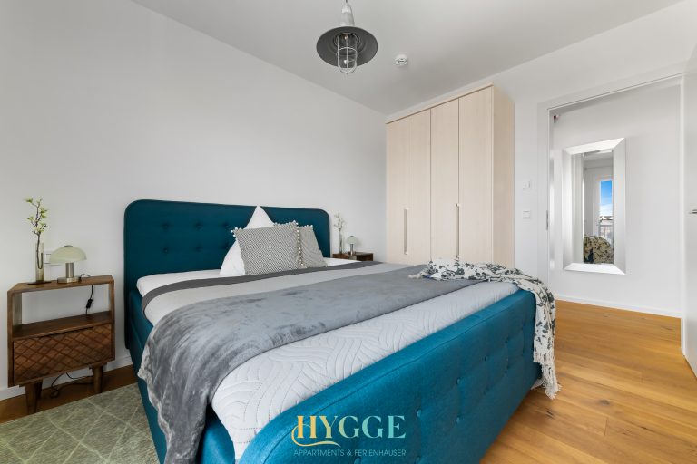 Schlafzimmer mit Schrank