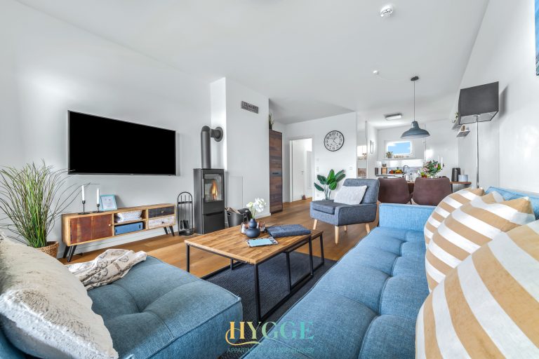 Wohnzimmer mit TV und Kamin