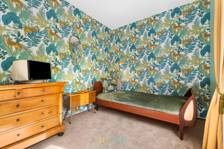 Dschungelzimmer mit TV