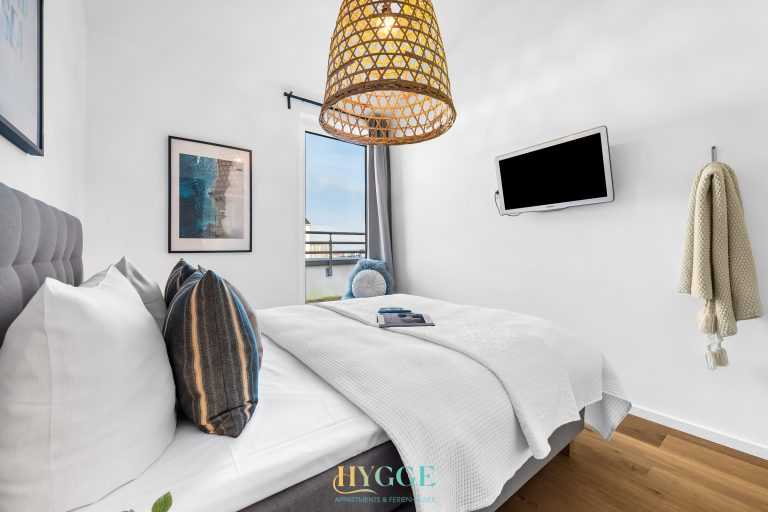 Schlafzimmer mit Fernseher im Penthouse