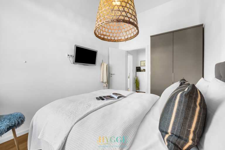 Schlafzimmer mit TV im Penthouse